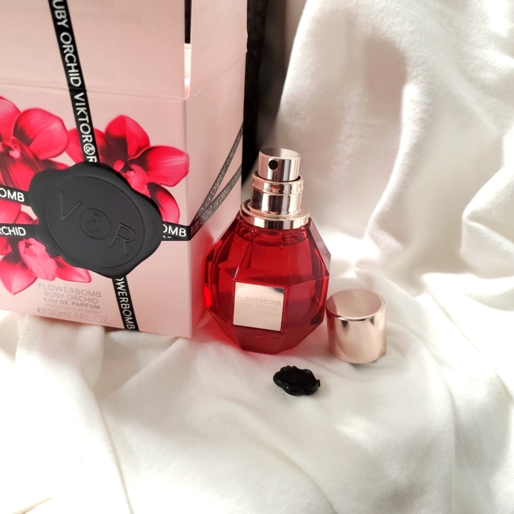 Flowerbomb Ruby Orchid new with black tab broke off
